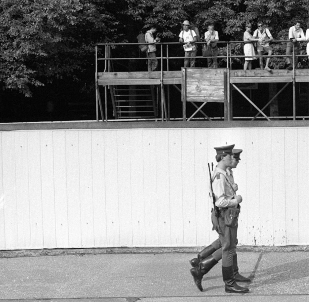 Soldaten vor Mauer